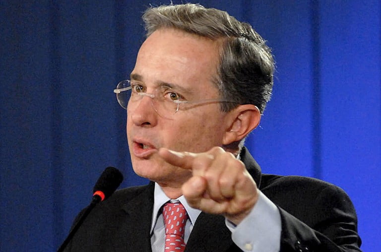 Uribe critica el apoyo de Bernie Aronson a proceso de paz en la Habana