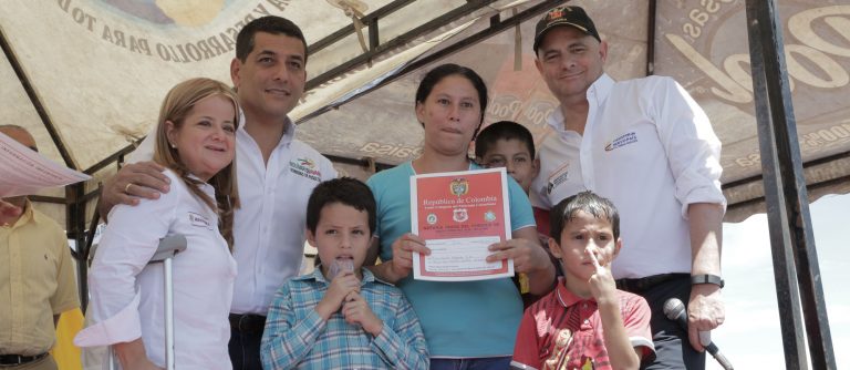 Vicepresidente Germán Vargas Lleras entregó viviendas en Antioquia