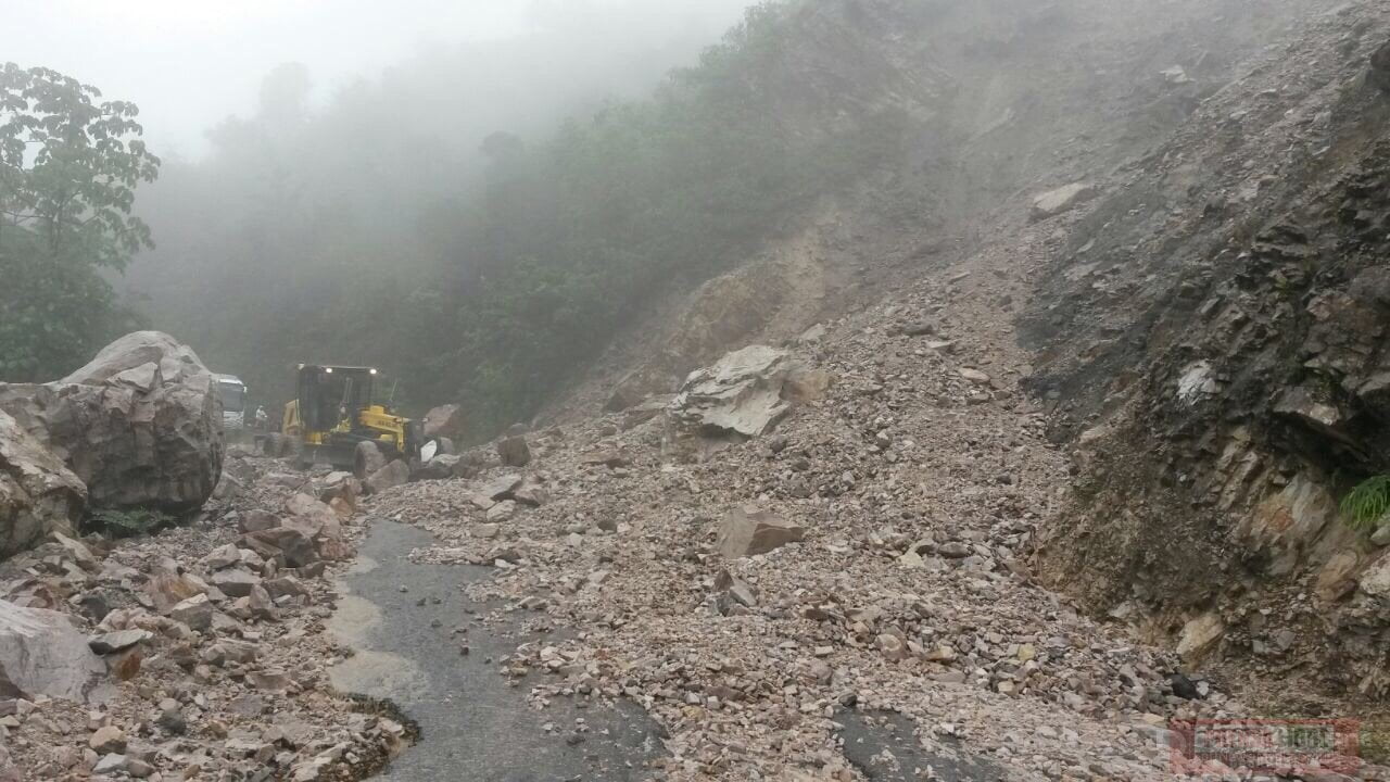 Cierre de la vía entre Medellín e Ituango y su impacto en transportadores y viajeros