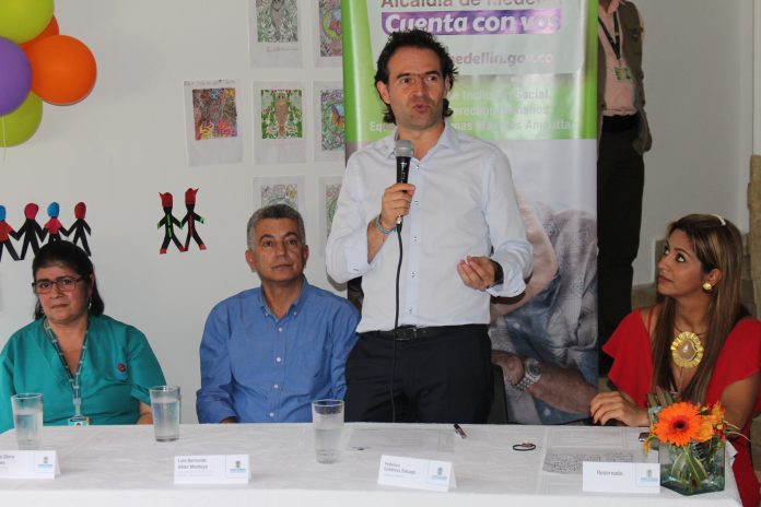 Federico Gutierrez inaugurando Centro Vida