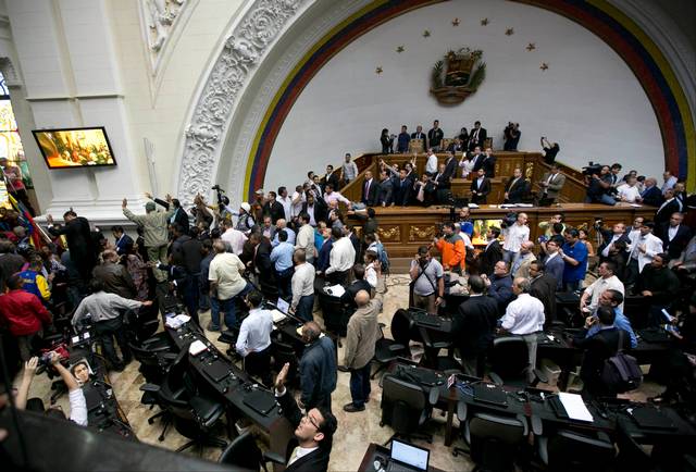 Parlamento busca jucio contra Maduro.