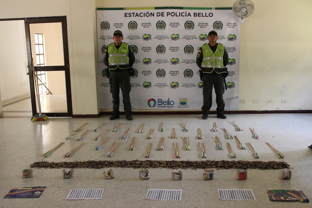 Policía de Bello muestra la pólvora incautada.