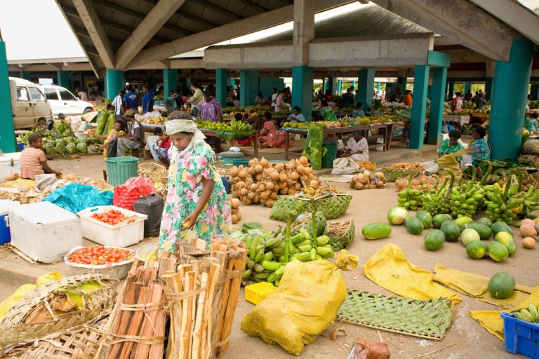 En islas del pacífico combaten obesidad con comida orgánica local