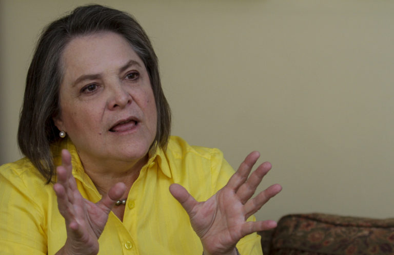 Clara López renunciaría a su candidatura para unirse a Iván Cepeda y reconfigurar la izquierda