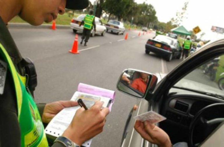 Hombre debe más de 142 millones de pesos en infracciones de tránsito
