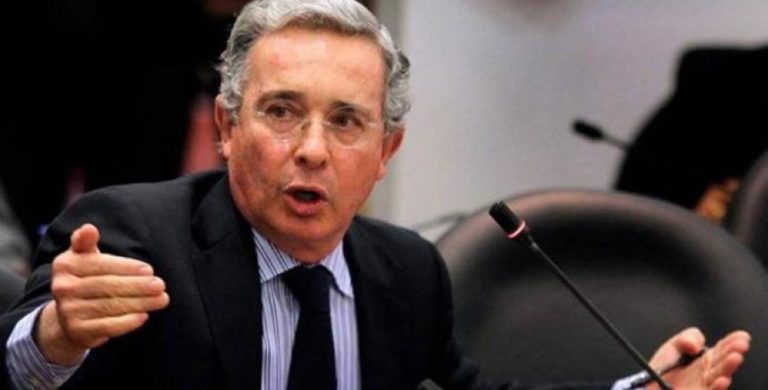 Uribe dice tener la solución para salvar la agenda del Gobierno