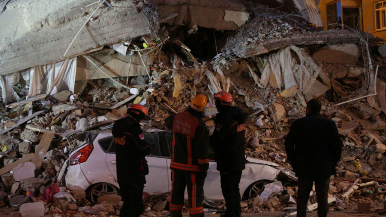 Terremoto en Turquía deja 1.200 heridos y 29 muertos