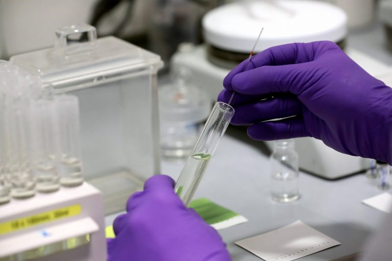 Exigirán PCR para ingresar a Colombia a quienes no tengan esquema completo de vacunación