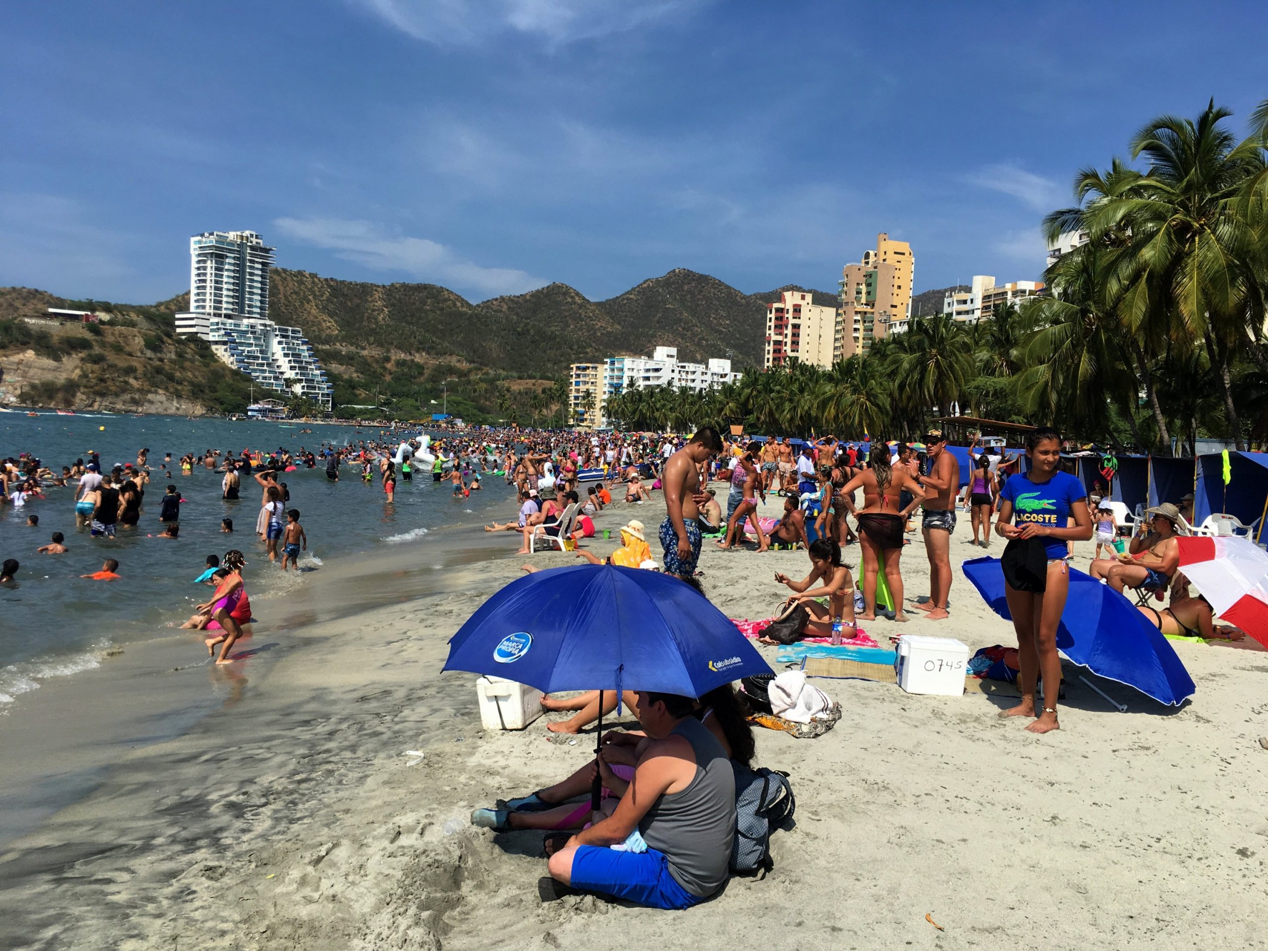 Turistas playa col scaled