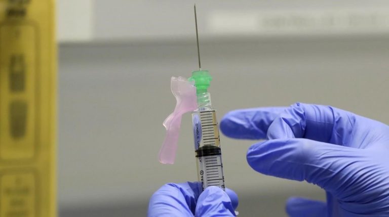 Gobierno tiene 213 millones de dólares para vacunas contra el Covid