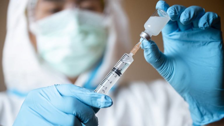 Vacunación en Colombia iniciará en febrero