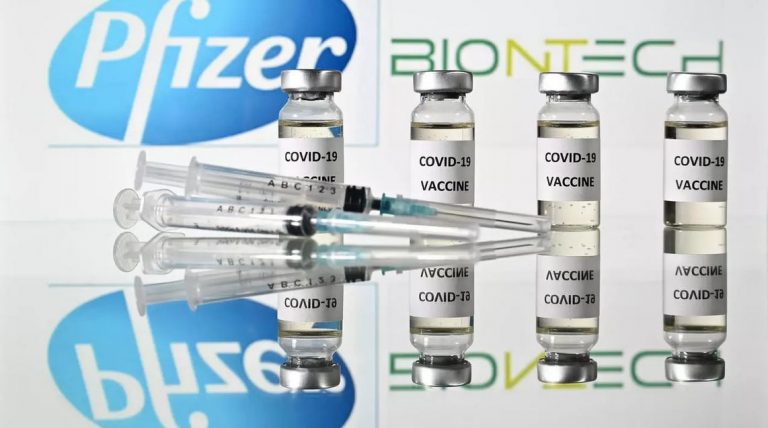 Pfizer afirmó que una tercera dosis de su vacuna sería necesaria un año después