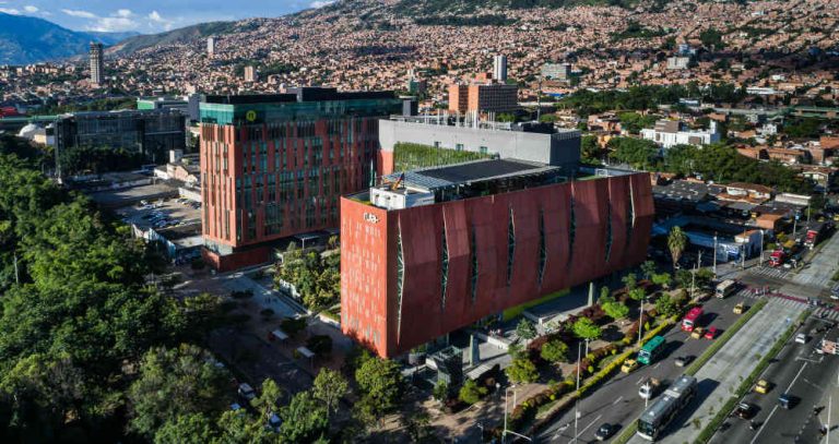 Es oficial, Petro sancionó la ley que convierte a Medellín en distrito de Ciencia, Tecnología e Innovación.