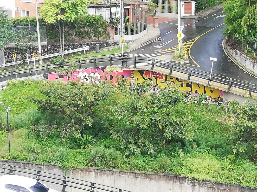 Vandalizaron puente de El Esmeraldal, en Envigado