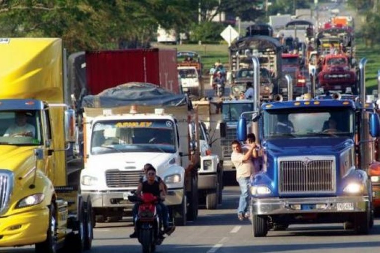 Gremios Camioneros Apoyan El Paro, Pero Seguirán Trabajando