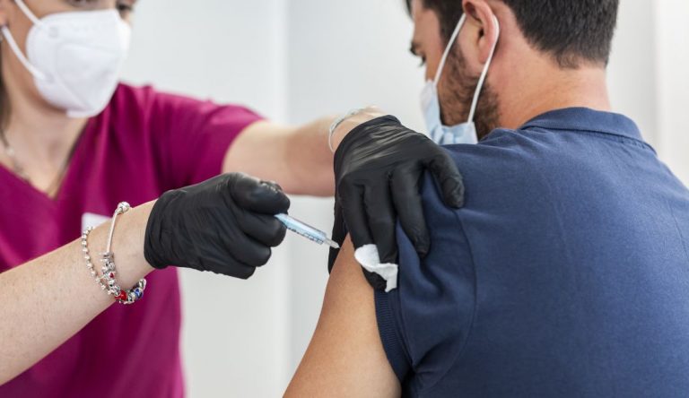 El Gobierno Nacional contempla abrir la vacunación para todos los colombianos