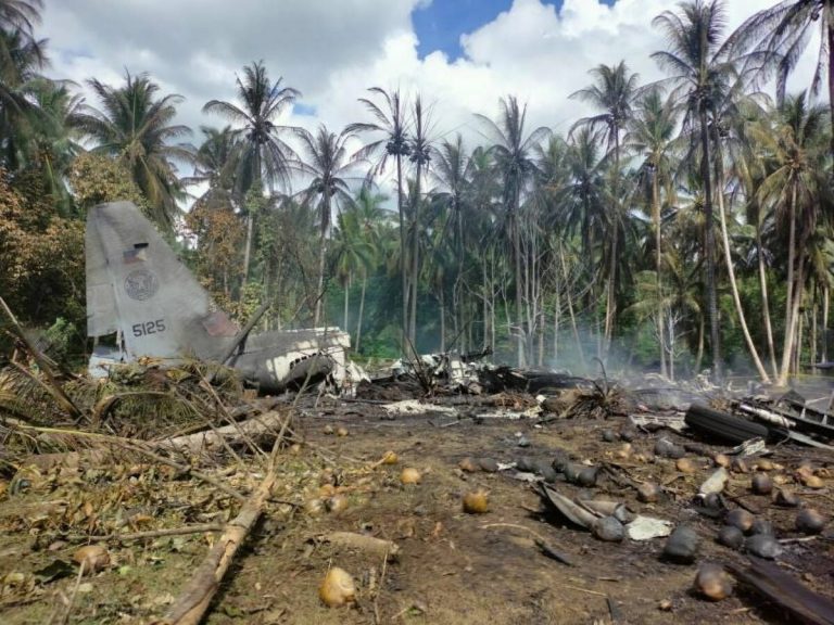 Tras accidente de avión militar en Filipinas fallecieron 45 personas