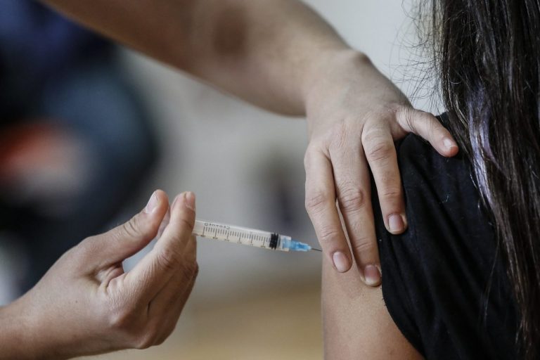 Chile aplicará dosis de refuerzo a quienes se vacunaron con Sinovac