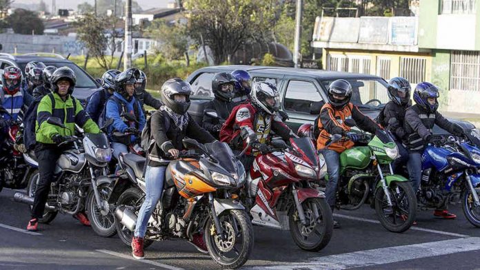 parrillero en moto