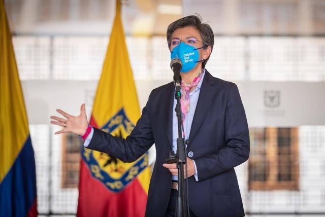 Investigarán a Claudia López por participación en política al trinar sobre el uribismo