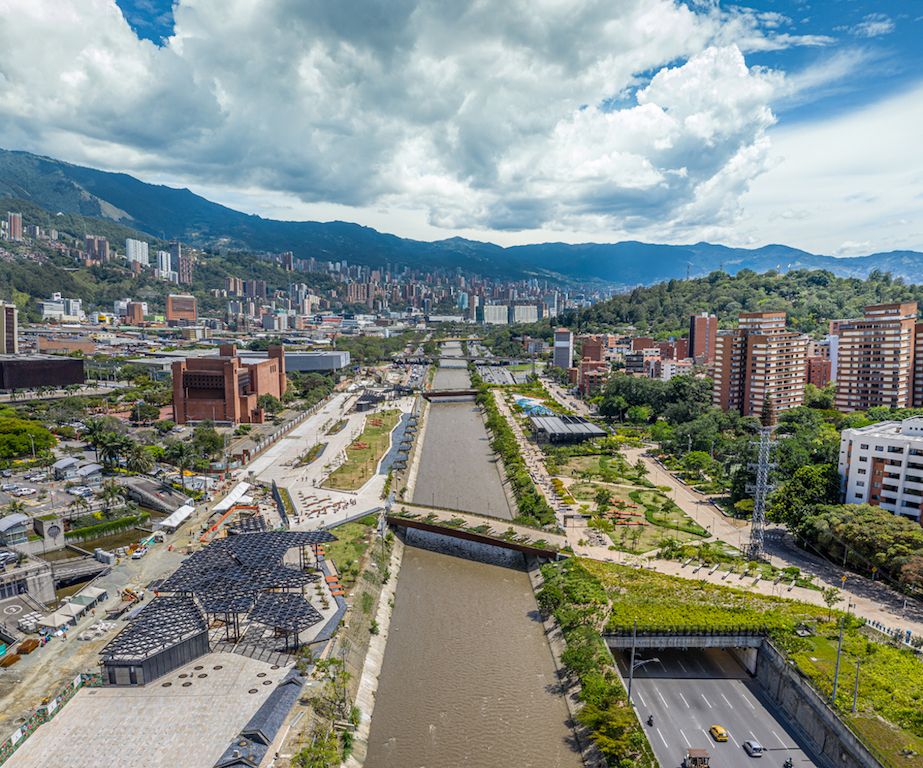 200.000 vehículos cumplen pico y placa, 45.000 circulan sin pagar y el 6.3 % pagan por salir