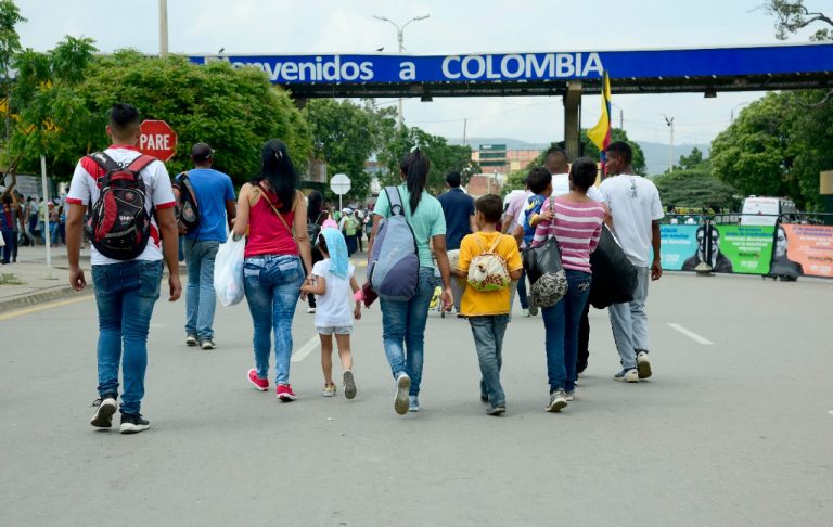 Venezolanos ganan menos que colombianos y trabajan más