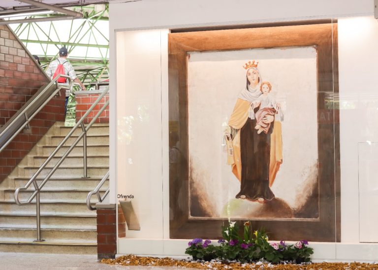 Terminal del Norte recibe affresco de la Virgen del Carmen