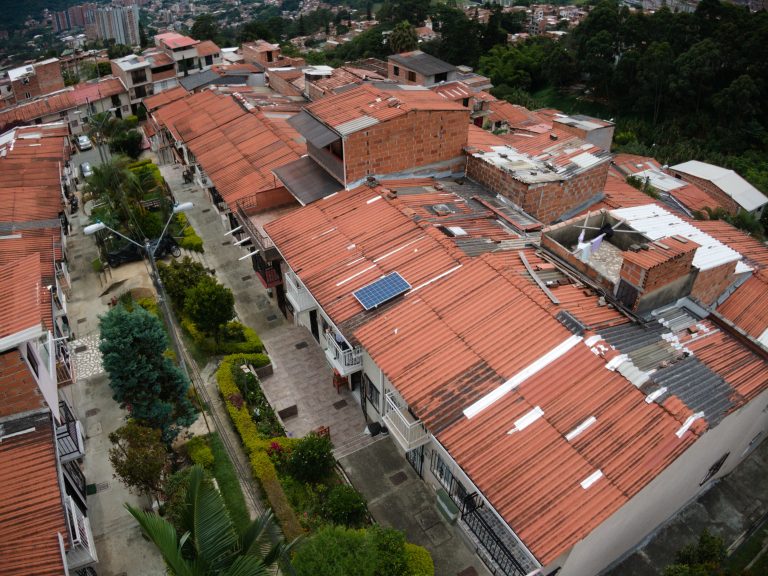 Celsia y Comfama se unen para la entrega de vivienda VIS con techos solares