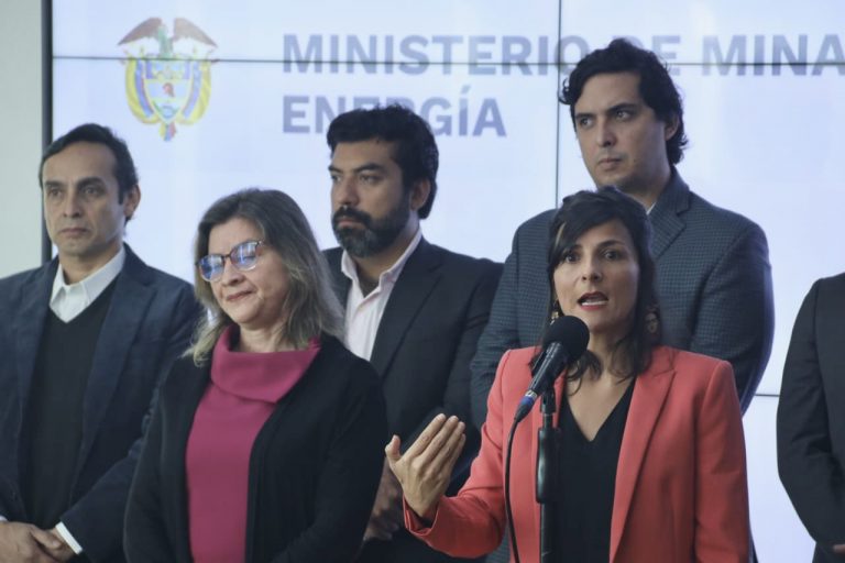 Ministra Irene Vélez ratificó el informe y aseguró que no se otorgarán nuevos contratos