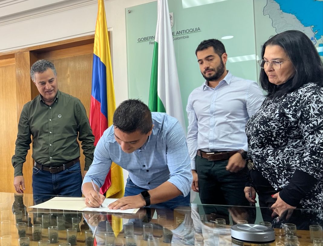 Gobernación de Antioquia y Alcaldía de Salgar firmaron convenio para la construcción de alcantarillado urbano del municipio