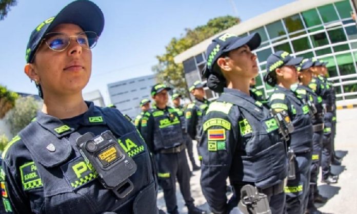 La Alcaldía de Bogotá realiza plan piloto con 400 cámaras corporales para procedimientos policiales