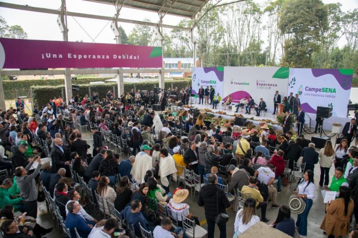 a iniciativa, que abre la puerta a la oferta de servicios del SENA para el agro colombiano, reúne los pilares del Gobierno Nacional, justicia social, económica y ambiental.