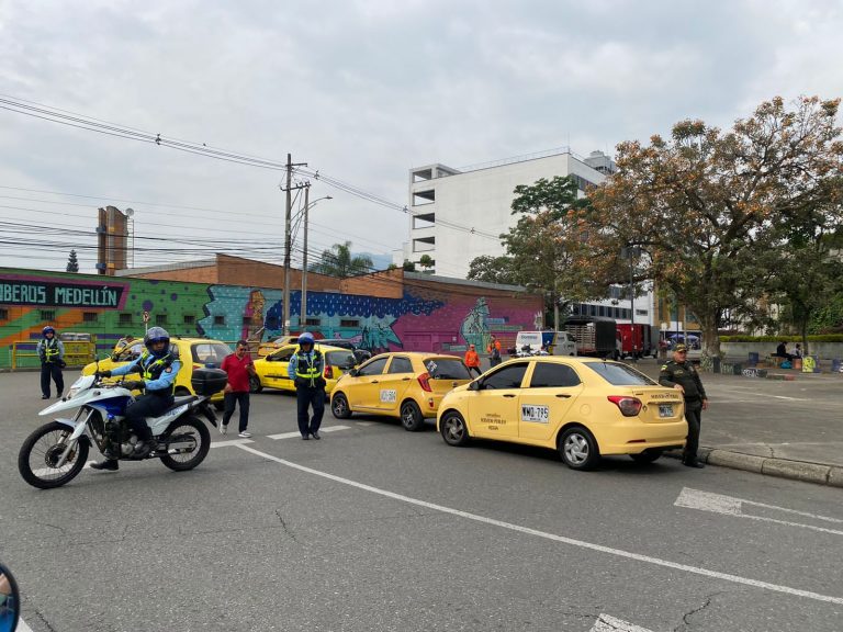 Sin bloqueos avanza hasta el momento el paro de taxistas en Medellín