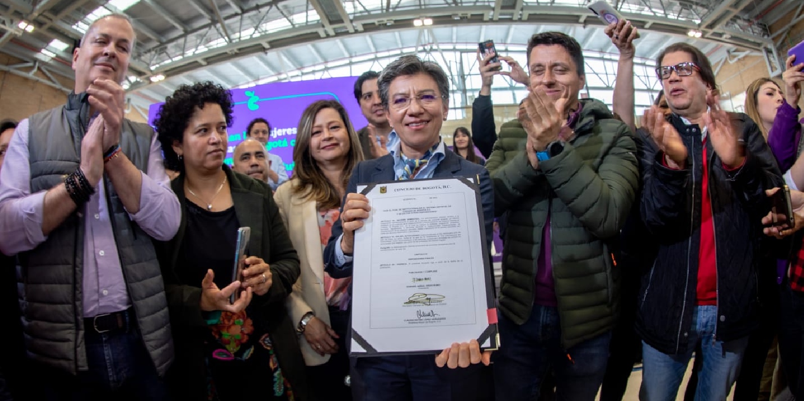 La Alcaldía de Bogotá sancionó el acuerdo que convierte al Sistema Distrital de Cuidado en una política de la ciudad