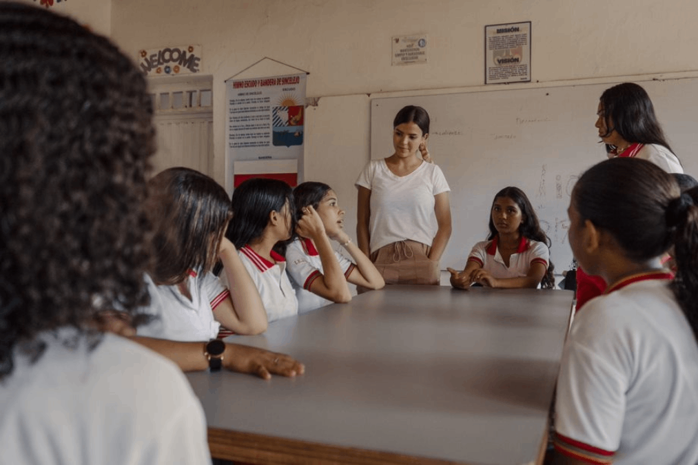 Iniciativa Mujeres-Claro