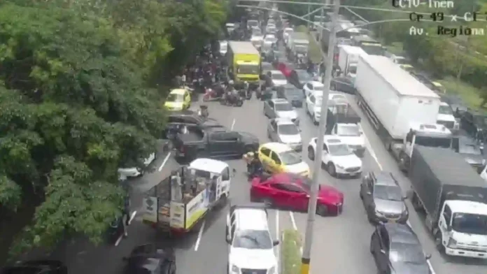 Medellín se encuentra en caos, ante la evacuación de una institución educativa