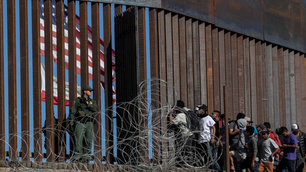 Hasta el mes de marzo, más de 51.000 colombianos habían sido arrestados por cruzar irregularmente por la frontera sur de Estados Unidos durante el 2023. FOTO TOMADA DE GETTY