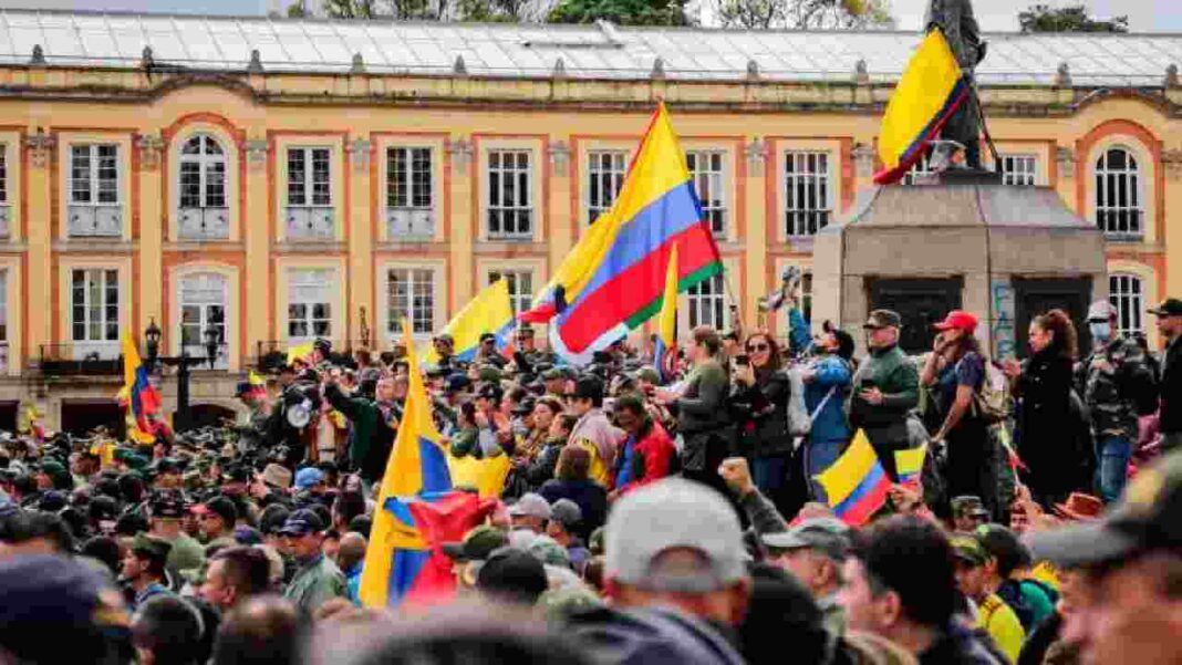 Veteranos se tomaron la Plaza de Bolívar para protestar contra el Gobierno de Petro