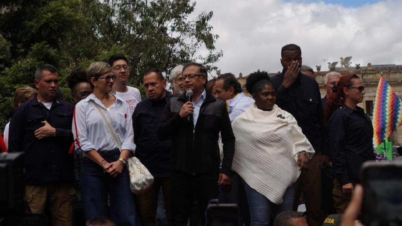 Gustavo Petro estuvo acompañado de la primera dama, Verónica Alcocer, y Francia Márquez. FOTO TOMADA DE: EL TIEMPO