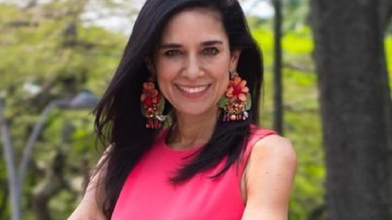 El video de la precandidata a la Alcaldía de Cali, Catalina Ortiz, donde se observa a una persona arronjándole agua e insultándola, fue un montaje. FOTO TOMADA DE: TWITTER @CATAORTIZCO