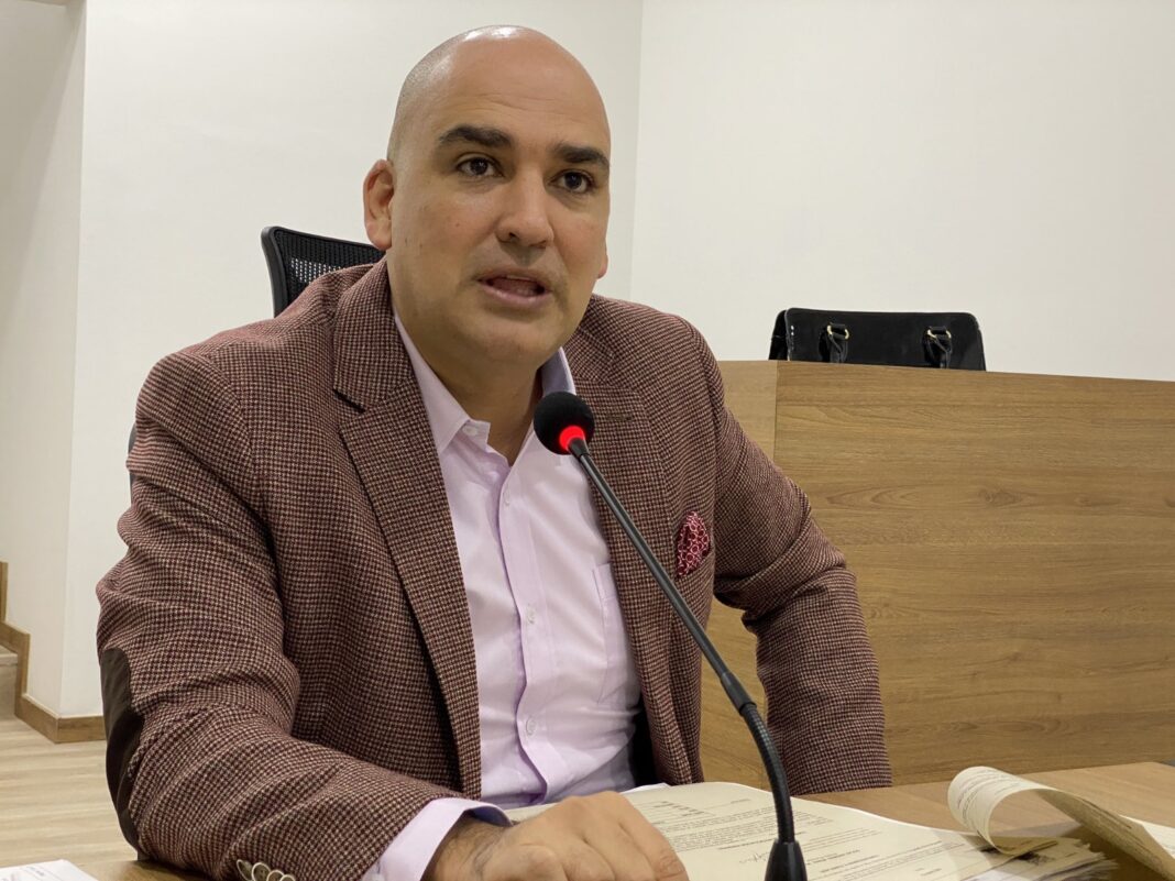 Pérez durante su primer mandato como alcalde de Bello, del 2008 al 2011, habría presentado irregularidades en un contrato de $180 millones. FOTO TOMADA DE: INFOBAE