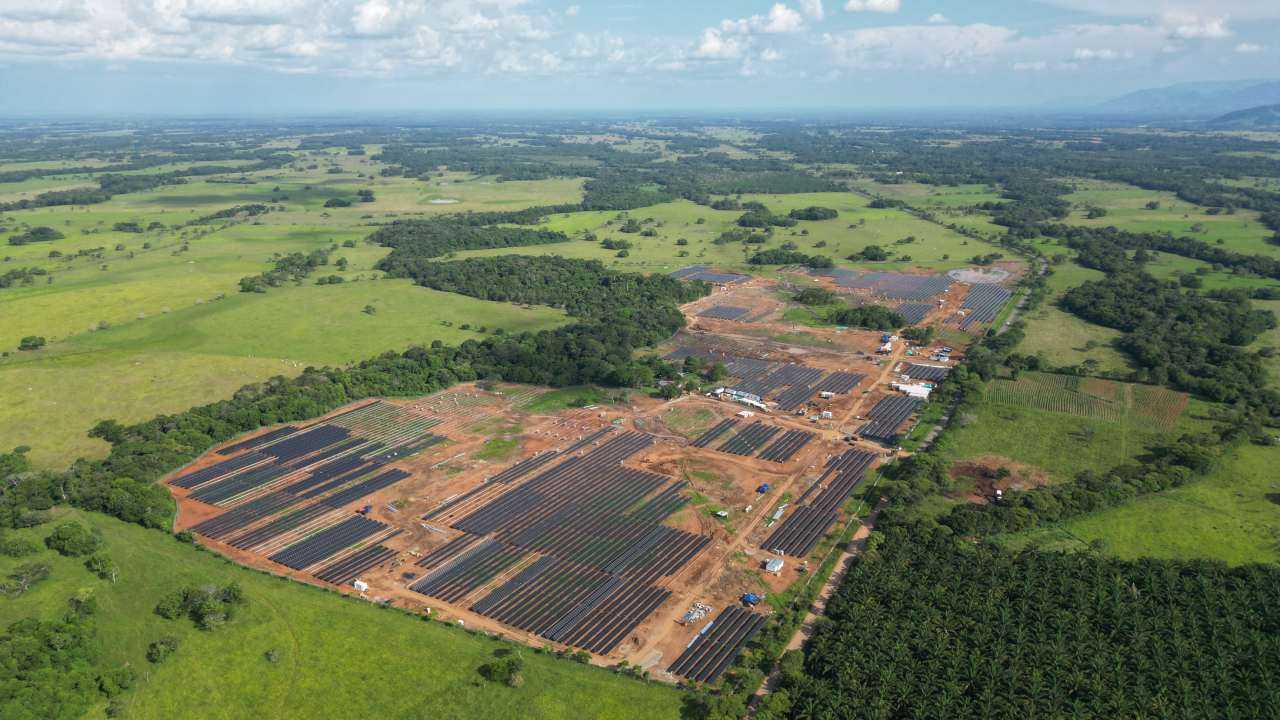 El parque solar Dinamarca de GreenYellow Colombia en San Juan de Arama, Meta, se acerca a su finalización con un avance del 85 por ciento hacia un futuro más sostenible