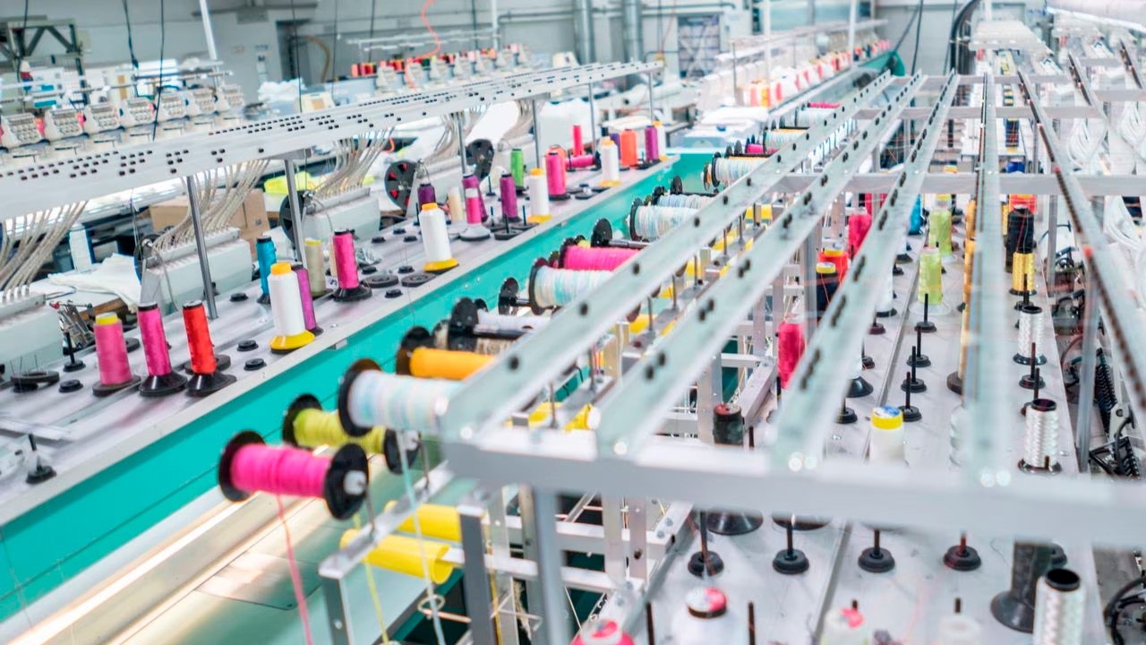 El DANE en su encuesta mensual manufacturera, reportó una caída anual del 7,2 % de la producción real en el país y una reducción del 6% en las ventas y el personal requerido bajo al 1,4%.