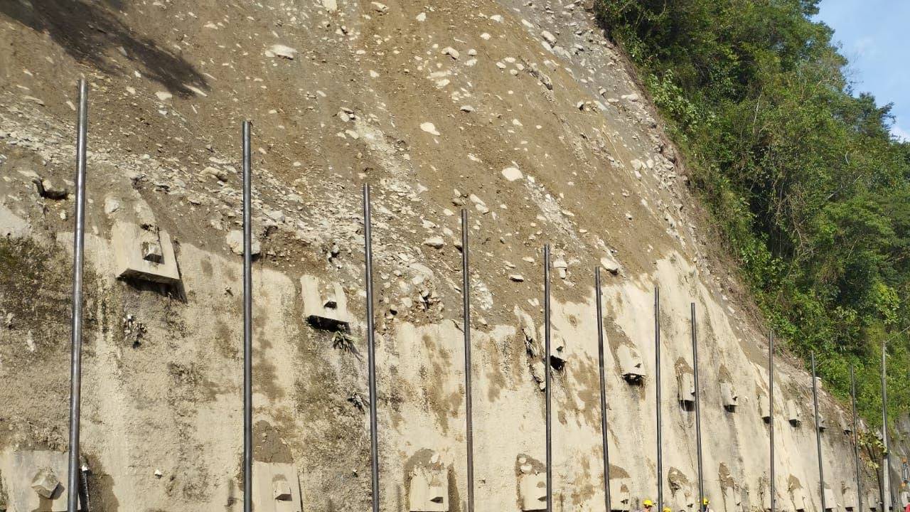 Para este lunes 4 de septiembre la vía al Llano a la altura del Uval y Buenavista amaneció cerrada debido a las lluvias reportadas en las últimas horas.