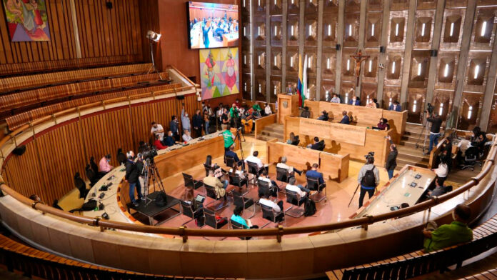 Con varios repitentes, pocas mujeres y algunas cara nuevas, así se ve la duma de la Asamblea de Antioquia, que espera el comienzo de la gobernación de Julián Andrés Rendón, quien contará con cerca de 6 curules de su partido Centro Democrático y cinco que conquistó Creemos.