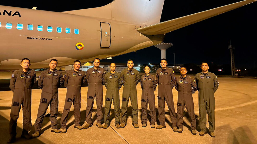 El primer vuelo humanitario de la FAC que traía a los 110 connacionales arribó a la capital de Colombia, sobre la 1:00 a.m. de este viernes 13 de octubre, procedente de Lisboa. 