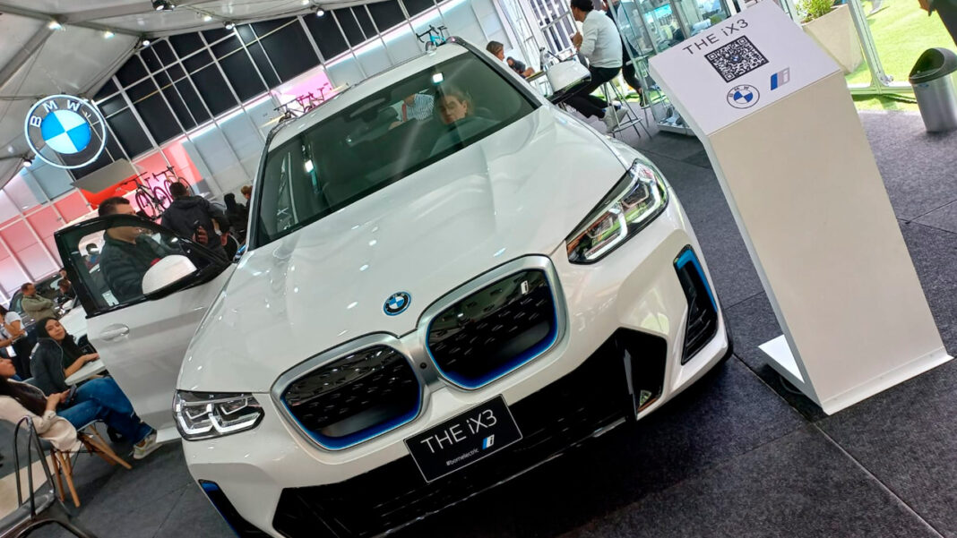 Autogermana concesionario de BMW en el país entrega la unidad 1.000 de la camioneta BMW iX3 M Sport Impressive en el marco del Salón de Automóvil en Bogotá.
