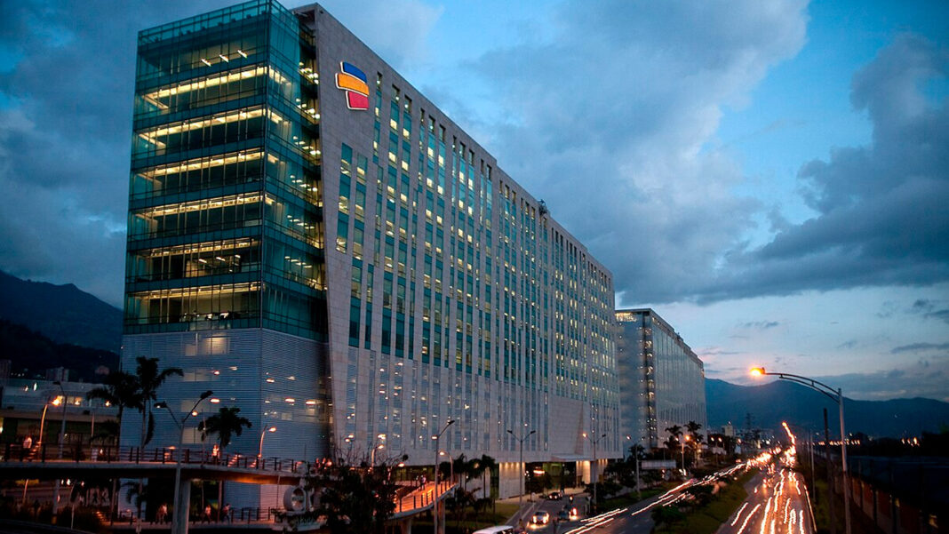 Bancolombia, uno de los gigantes bancarios en Colombia, se vio envuelto en un incidente técnico que dejó a sus clientes sin acceso a servicios clave durante varias horas el pasado puente festivo.