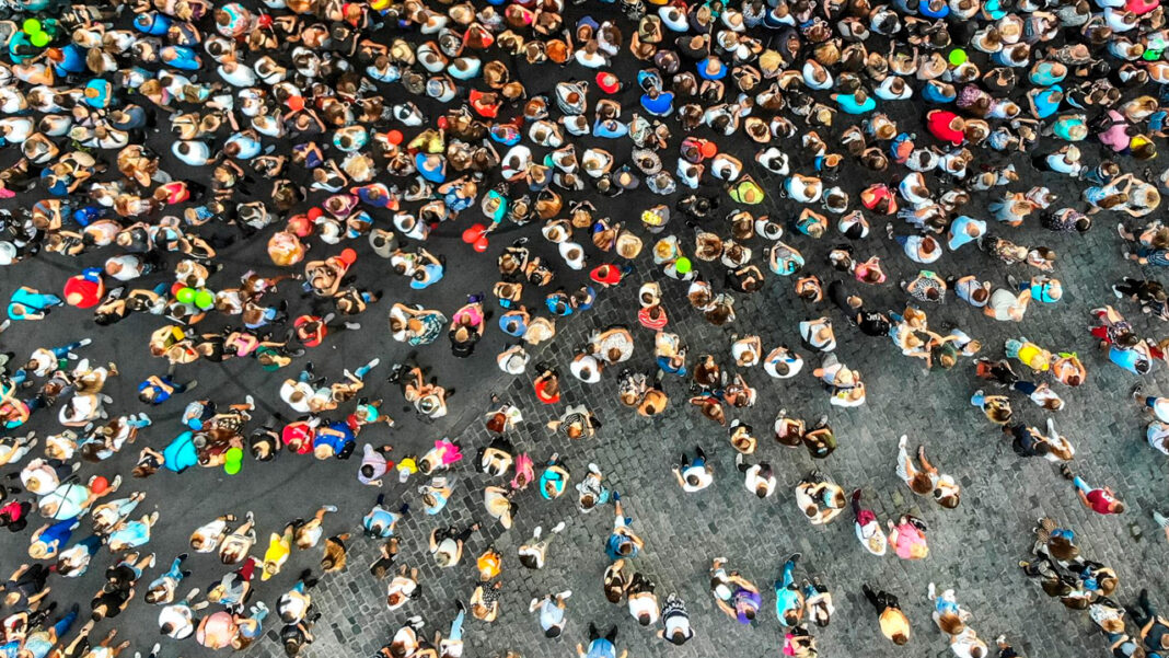 El mayor reto a nivel mundial que hoy tienen las entidades gubernamentales de cada Nación, no es el acelerado crecimiento de la población, sino el veloz envejecimiento de las personas en el mundo, que parece convertirse en una bomba de tiempo. 