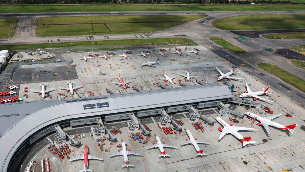 El déficit de controladores aéreos en el país sería el causante de los retrasos y coyunturas en los aeropuertos de Colombia, se requieren al menos de 400 nuevos puestos adicionales para mitigar la sobre carga laboral y el impacto social que tiene el mismo.
